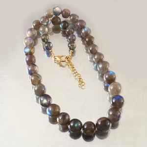 Collier en argent sterling 925 plaqué or 14 carats avec de grandes perles rondes lisses en labradorite de qualité exceptionnelle, bleu chatoyant - Product Image 2