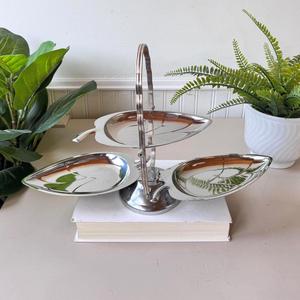 Bandeja de servicio de tres niveles, soporte de metal adornado para postres y dulces con bordes festoneados para regalo festivo y de boda - Product Image 3