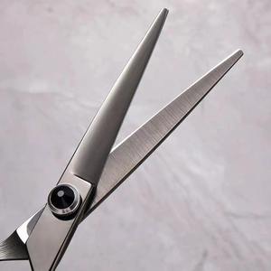 Ciseaux de barbier de 6 pouces - Ciseaux ergonomiques incurvés pour l'éclaircissage et la coupe, pour un coiffage de précision, la coiffure et une utilisation à domicile de qualité salon - Product Image 6