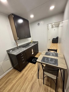 Nouvelle Tiny House Contemporaine Préfabriquée en Conteneur Maritime 1 Chambre 1 Salle de Bain Cuisine Intégrée Espace Préparation Alimentaire Kiosque Extérieur - Product Image 6
