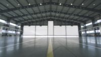 Hangar d'avion préfabriqué moderne en structure d'acier renforcé avec panneaux sandwich