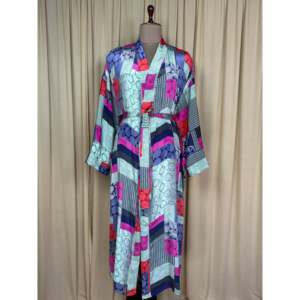 Vestido Kimono Bohemio Chic Vintage de Seda Reciclada para Mujer, Ideal para la Playa, el Resort, el Hogar o como Cubrebañador - Product Image 2