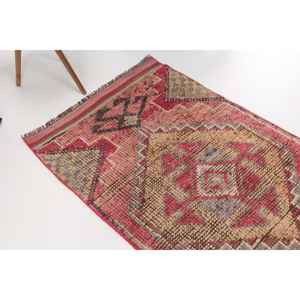 Alfombra Vintage de Lana Roja Turca de 2.8x9.8 pies con Patrón de Patchwork y Respaldo de Látex Ecológico - Product Image 1