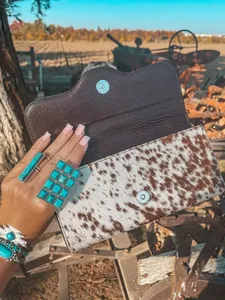 Ensemble portefeuille à trois volets et pochette à poignet en cuir véritable, style western vintage, avec protection RFID, fermeture éclair et doublure en coton, pour toutes les femmes - Product Image 3