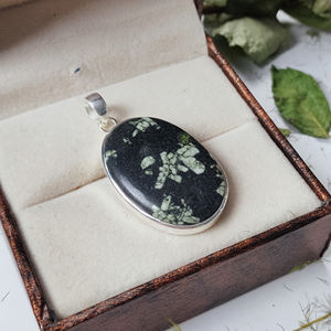 Colgante de Piedra Preciosa con Escritura China en Cabujón Ovalado Hecho a Mano - Joyería de Plata Chapada en Oro - Product Image 5