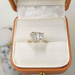 Bague de fiançailles classique en argent sterling 925 avec deux pierres, forme double, taille émeraude VVS1 et taille poire, Moissanite Toi et Moi, personnalisable - Product Image 4