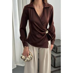 Chemise en satin marron pour femme avec détails boutonnés - Vente en gros de chemises et de blouses - Product Image 3