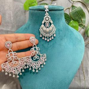 Boucles d'oreilles et Tikka de qualité supérieure, finition argentée, pierres CZ, look moderne, collections de vêtements de mariage pour femmes et filles - Product Image 1