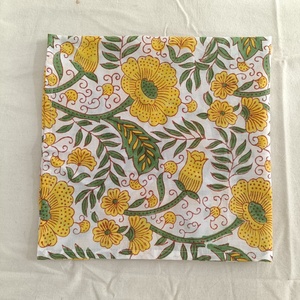 Serviettes en coton imprimées à la main avec des motifs floraux indiens jaunes et verts, tailles personnalisées pour les mariages, fabrication artisanale, écologiques et biologiques pour la maison - Product Image 6
