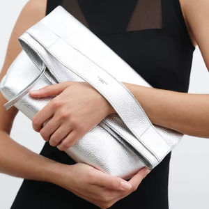 Lleve su estilo esencial personalizado con este elegante bolso de mano de cuero plegable sobre el embrague de cuero que ofrece practicidad de estilo - Product Image 1