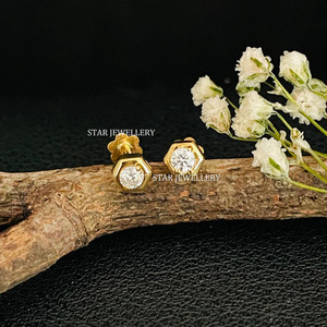 Goujon hexagonal en diamant naturel en or massif 14 carats pour piercing d'oreille. - Product Image 1