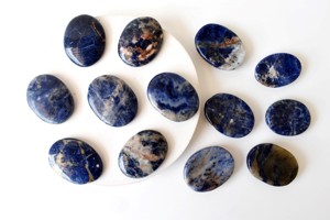 Pierres de méditation ovales en agate sodalite bleue de qualité supérieure, polies avec soin, style européen, pour la méditation et l'artisanat - Product Image 2