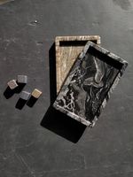 Klein wit vierkant gepolijst marmeren schaalplateau op maat gemaakt, met aangepast logo, uniek kaasplankje voor thuis, woonkamer, servies.