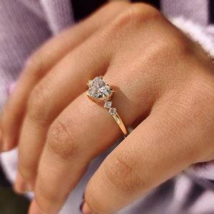 Bague en diamant de laboratoire en forme de cœur de 1,50 à 5,00 carats avec pierres latérales rondes pour femmes, bijoux en or 10K/14K/18K/PT950/S925 - Product Image 5