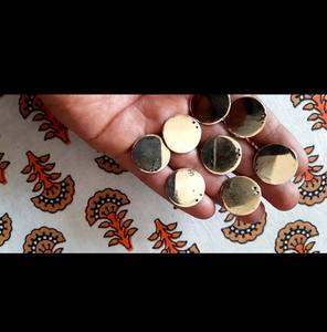 Bijoux de charme en forme de pièce de monnaie en laiton plaqué or grande usine pour la fabrication de bijoux - Product Image 1