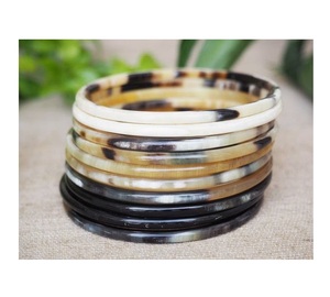 Brazalete de cuerno de búfalo antiguo de alta calidad, joyería de moda para mujer ecológica hecha a mano de La India por Almost Craft - Product Image 4