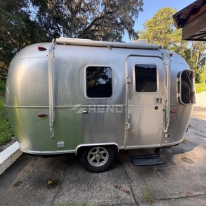 Caravane mobile entièrement équipée, style rétro, en aluminium argenté, pour la location en milieu hôtelier - Product Image 1