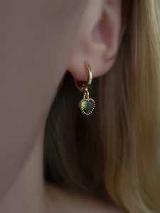 Boucles d'oreilles à clous en argent sterling 925 plaqué or 14 carats avec charme en forme de cœur vert olive, serti en bélière, bijoux vintage - Product Image 3