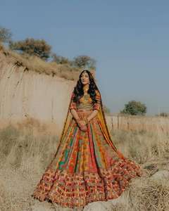 Ensemble Lehenga Choli et Dupatta dernier modèle de vêtements de fête et de mariage en mousseline de coton pur avec broderie lourde et impression numérique - Product Image 3