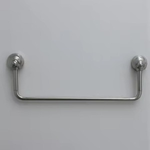 Toallero de Metal decorativo Superficie de pátina plateada Trabajo artesanal que ofrece acento decorativo para interiores - Product Image 3