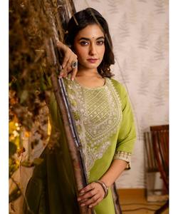 Hermoso SalwarKameez paquistaní en diseño estampado de algodón blanco con traje de tenedor largo Maxi - Product Image 3