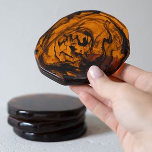 Posavasos de resina ideal para la decoración de una elegante mesa de oficina, que ofrece utilidad funcional con un hermoso aspecto artesanal. - Product Image 1