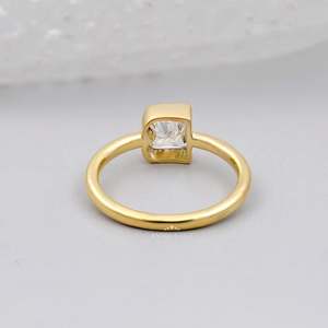 Anillo de Compromiso con Diamante Cultivado en Laboratorio y Colgante con la Letra 'B', Producto Elegante y Personalizable - Product Image 5