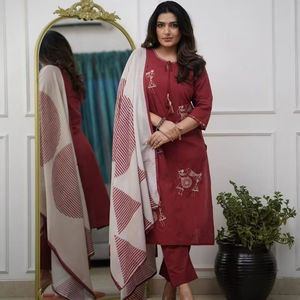 Réservez dès maintenant : Ensemble Kurti et pantalon imprimé numériquement, style actrice de série télévisée, longueur genou, avec dupatta contrastante, pour adulte – Le meilleur choix pour la couleur. - Product Image 1