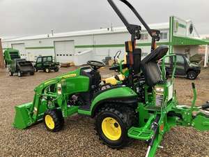 Tracteur compact John Deere 2025R 23HP 4x4 avec tondeuse à flanc, chargeur, épandeur Frontier et pompe de rétrocaveuse pour l'USA - Product Image 2