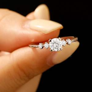 Anillo de Eternidad de Plata de Ley 925 Chapado en Oro Rosa con Moissanita de 2 Quilates para Mujer, Certificado por Terceros, con Engaste de Garras, Anillo Individual - Product Image 1