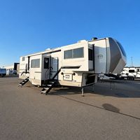 Camping-car Forest River Sunseeker gris aluminium, 6 places, design moderne avec cuisine coulissante pour voyages mobiles