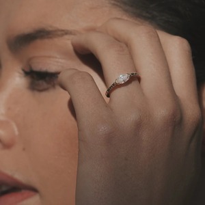 Bague de fiançailles exclusive en or 10 ct avec diamant Moissanite de taille marquise pour la mariée, fournisseur OEM ODM d'usine de bijoux de mariage de luxe - Product Image 3