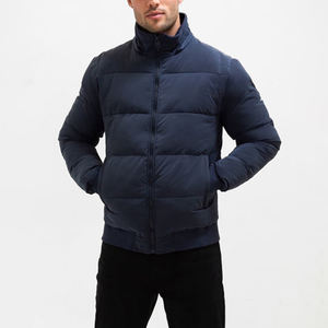 Blouson matelassé bleu marine, modélisé avec les mains dans les poches, design pratique pour le froid, idéal pour le port quotidien en hiver - Product Image 1