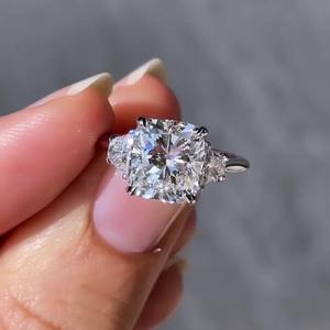 Bague à trois pierres en diamant de laboratoire certifié IGI 3,70 carats avec côtés trapézoïdaux et sertissage coussin, bijoux en diamant éthiques - Product Image 1