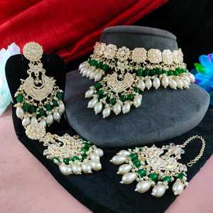 Collier Kundan délicat serti de perles éthérées douces Maang Tikka travail suspendu bijoux de mode gracieusement ornés - Product Image 2