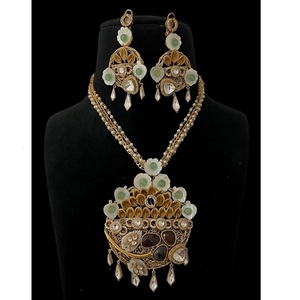 ชุดเครื่องประดับสร้อยคอและต่างหูทรงมงกุฎดอกไม้ ดีไซน์คลาสสิก ชุบทอง ประดับมอยส์ซาไนต์  สำหรับผู้หญิง เหมาะสำหรับงานแต่งงานและงานเลี้ยง - Product Image 3