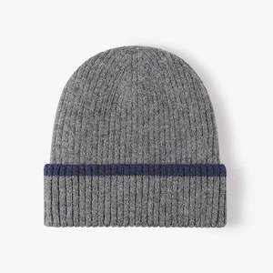 Bonnet en tricot gris ajustable avec revers et bande contrastante noire, 100 % acrylique, style décontracté - Product Image 3