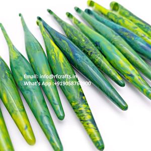 Set de regalo de ganchillo de resina y madera hecho a mano - Product Image 4