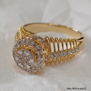 Anillo de Oro Amarillo Macizo con Diamantes para Mujer - Product Image 2