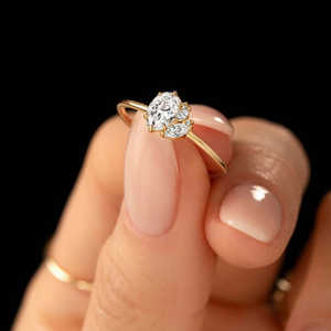 Anillo de Compromiso de Plata 925 con Diamante Moissanite VVS1 Elegante y Lujoso, Corte Ovalado - Product Image 2