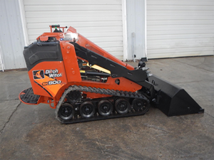 Minicargadora de orugas Ditch Witch SK800 con motor diésel Kubota, PLC, motor de alta eficiencia, bomba de rodamientos y caja de cambios delantera Hurricane - Product Image 2
