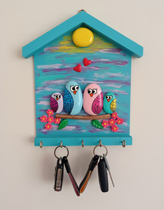 Porte-clés d'art familial hibou fabriqué à la main dans une charmante forme de nichoir bleu vif. DISPONIBLE AUX PRIX DE GROS. - Product Image 1