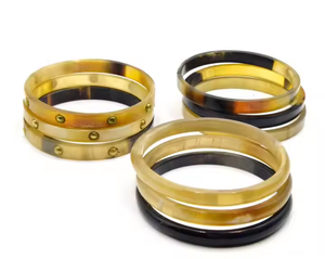 Conjunto de brazalete de cuerno de vaca Acabado brillante de alta calidad Pulsera de ajuste de todos los tamaños Antiguo con tachuelas doradas por artesanía de media luna - Product Image 1