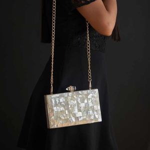 Sacs à main en nacre colorée pour femmes, sacs à bandoulière, design moderne artisanal, respectueux de l'environnement, pour les mariages, les fêtes, les looks de mariée - Product Image 2