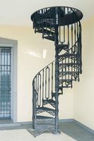 Escalier en colimaçon préfabriqué en fer moderne, durable et personnalisable avec rampe en fer forgé, escalier circulaire extérieur