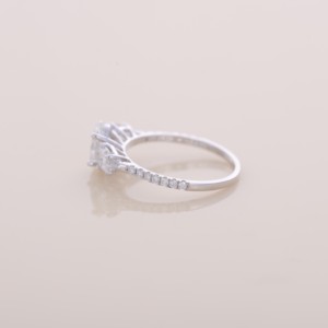 Bague de fiançailles/mariage à trois pierres en diamant de laboratoire de taille ovale certifié IGI en or blanc/rose et jaune 9 carats - Product Image 2