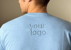 Camiseta informal bordada personalizada para hombre, 100% algodón peinado, cuello redondo pesado Premium, logotipo en la espalda, tallas y colores - Product Image 5