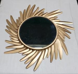Miroir mural décoratif en métal de haute qualité avec un design en plumes, pour la maison et le hall d'hôtel, miroir mural artistique, finition en métal doré - Product Image 4