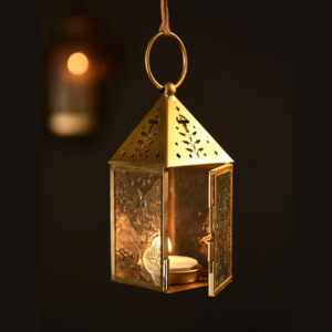 โคมไฟขนาดเล็กสีทองสไตล์โมร็อกโกพร้อมดีไซน์ทำจากเหล็กและที่วางเสาแก้วแบบแขวนทำมือสำหรับตกแต่งบ้านโรงแรมและร้านอาหาร - Product Image 1