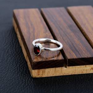 Bague classique en argent sterling 925 avec pierre précieuse grenat taille ovale, design unisexe pour les amoureux, idéale pour les mariages, les fêtes et les cadeaux d'anniversaire - Product Image 3